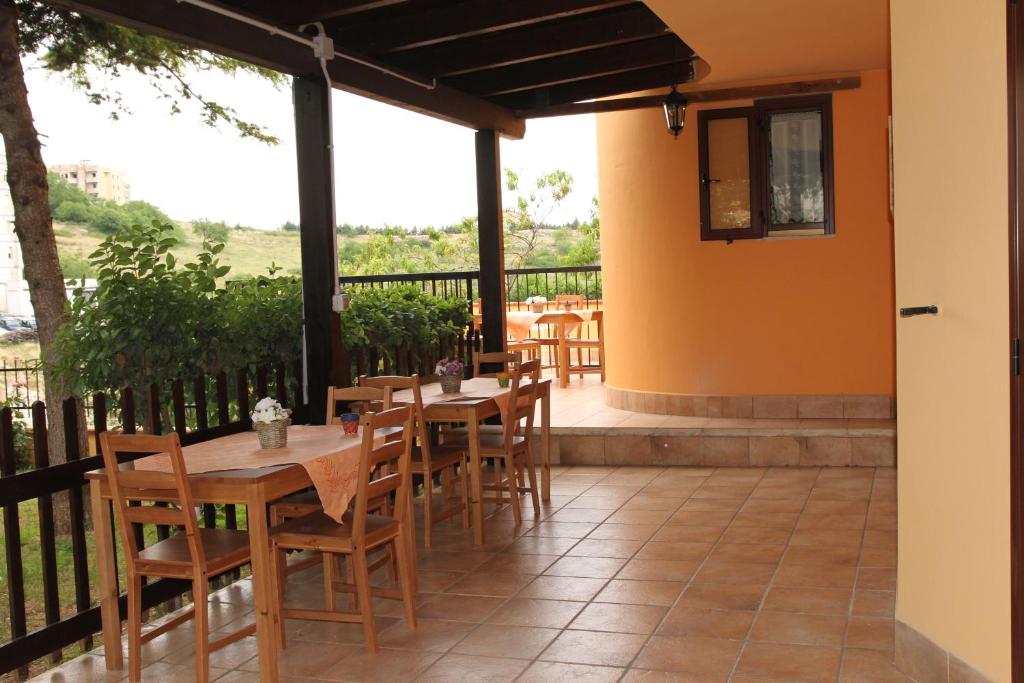 un restaurant avec des tables et des chaises sur une terrasse dans l'établissement B&B il Castello, à Vico del Gargano