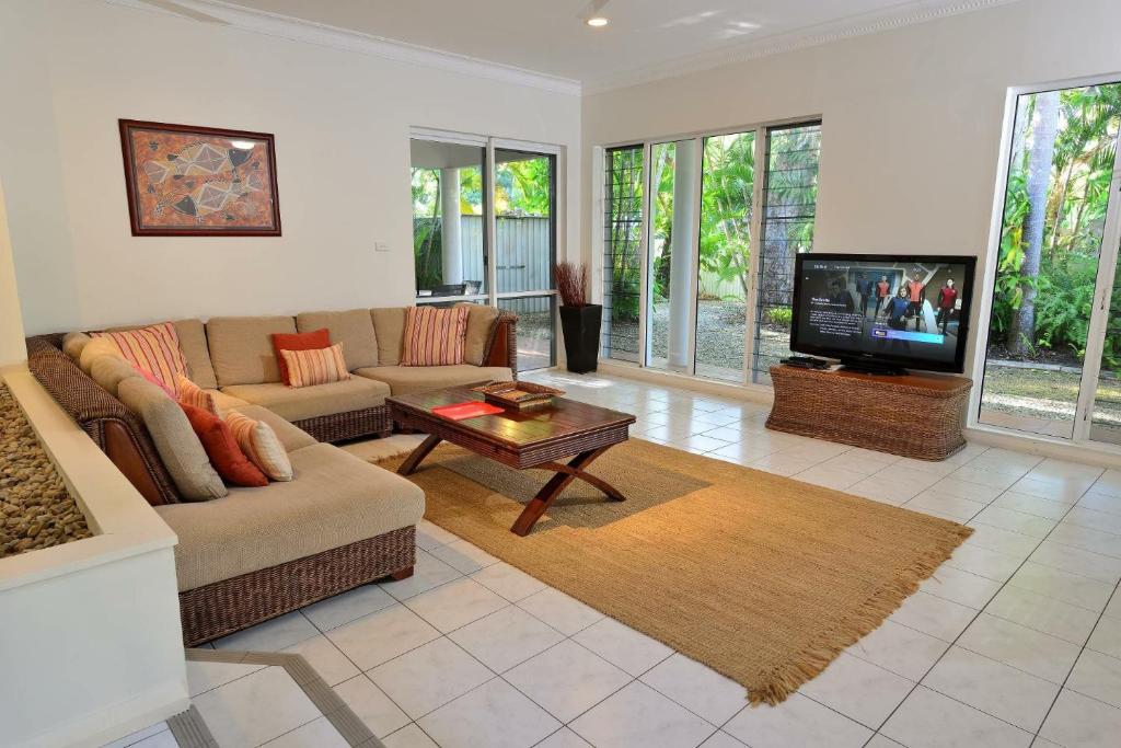 TV a/nebo společenská místnost v ubytování Coral Drive Retreat