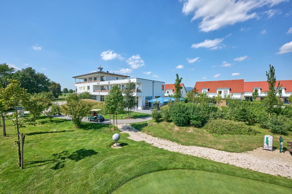Blick auf den Golfplatz eines Resorts in der Unterkunft Bachhof Resort Hotel in Kirchroth