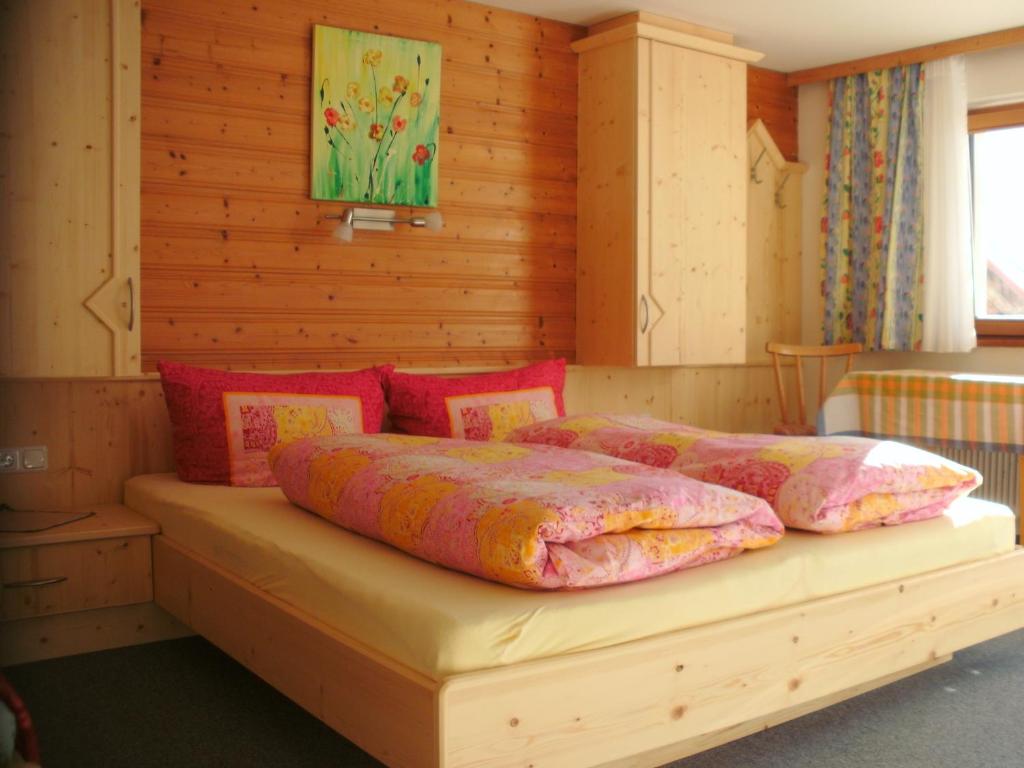 カップルにあるFerienwohnungen Reinalterのベッドルーム1室(枕付)