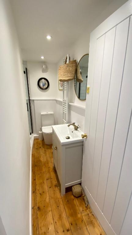 Koupelna v ubytování "SMUGGLERS HIDE" & "SMUGGLERS CABIN" - A 2 Bedroom FISHERMANS COTTAGE with Childs Bunk and HARBOUR VIEWS - and also a private entrance connecting 1 BED STUDIO - 10 Metres To Sea Front - 2023 GLOBAL REFURBISHMENT AWARD WINNER