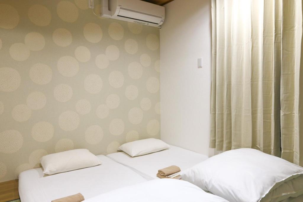 大阪市にあるHotel Shin-Imamiya - Vacation STAY 36320vの壁に水玉が付いた客室のベッド2台