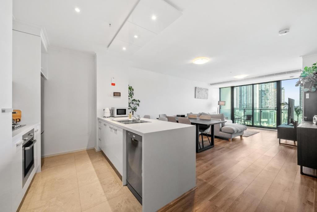 墨爾本的住宿－Southbank ONE - 2Br Apartment，开放式厨房和带餐桌的用餐室