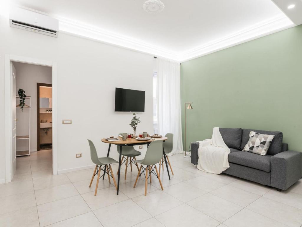 ein Wohnzimmer mit einem Tisch und einem Sofa in der Unterkunft The Best Rent - Bright flat near San Pietro in Rom