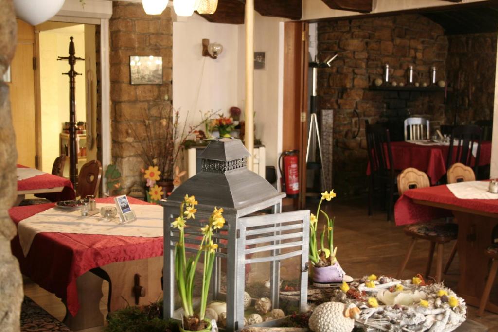 een kamer met een tafel met een tafel met een tafel bij Landgasthof Hotel Rebe Alzey in Alzey