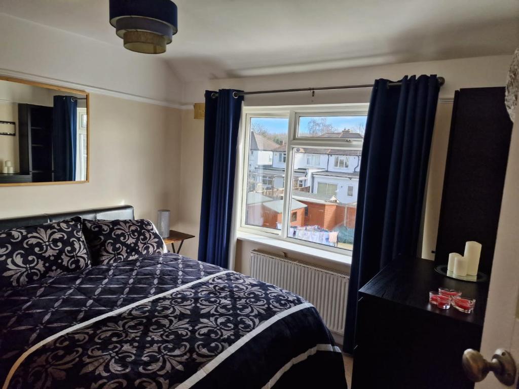 Schlafzimmer mit einem Bett und einem Fenster in der Unterkunft Room in North Watford in Garston