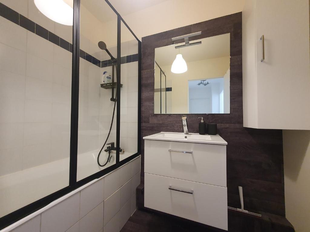 Un ba&ntilde;o de EXIGEHOME-Beautiful apartment, 2 bedrooms 70m2 15 min from Paris