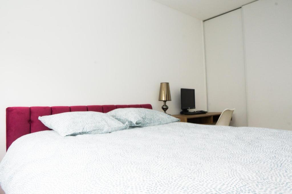 Cama o camas de una habitaci&oacute;n en EXIGEHOME-Beautiful apartment, 2 bedrooms 70m2 15 min from Paris