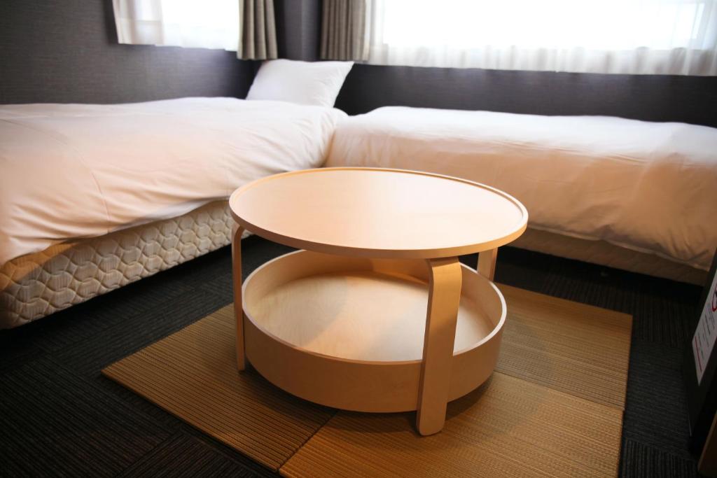Postel nebo postele na pokoji v ubytování HOTEL LEGASTA KYOTO SHIRAKAWA SANJO