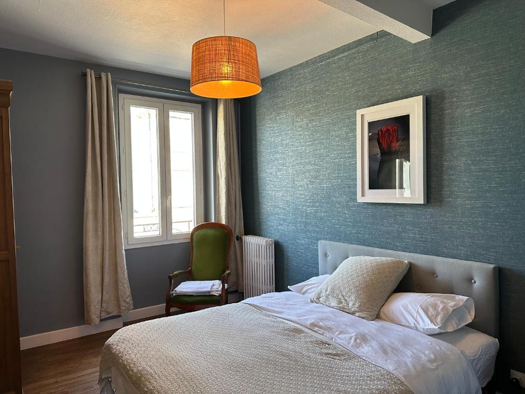 - une chambre avec un lit, une chaise et une fenêtre dans l'établissement Central village house in Bussiere Poitevine, à Bussière-Portevine