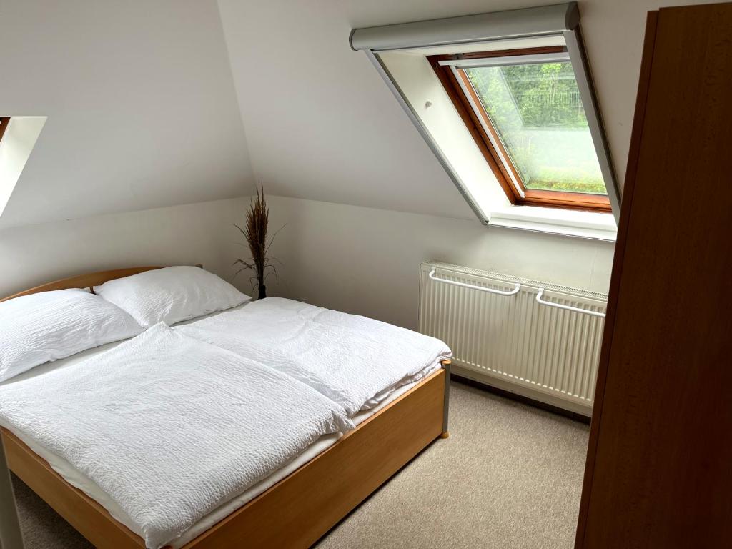 Postel nebo postele na pokoji v ubytování Apartmán Štěpán