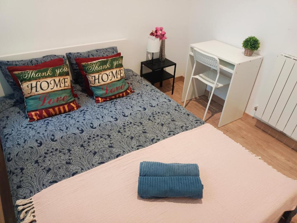 una cama con almohadas en una habitación en Private rooms in Born en Barcelona