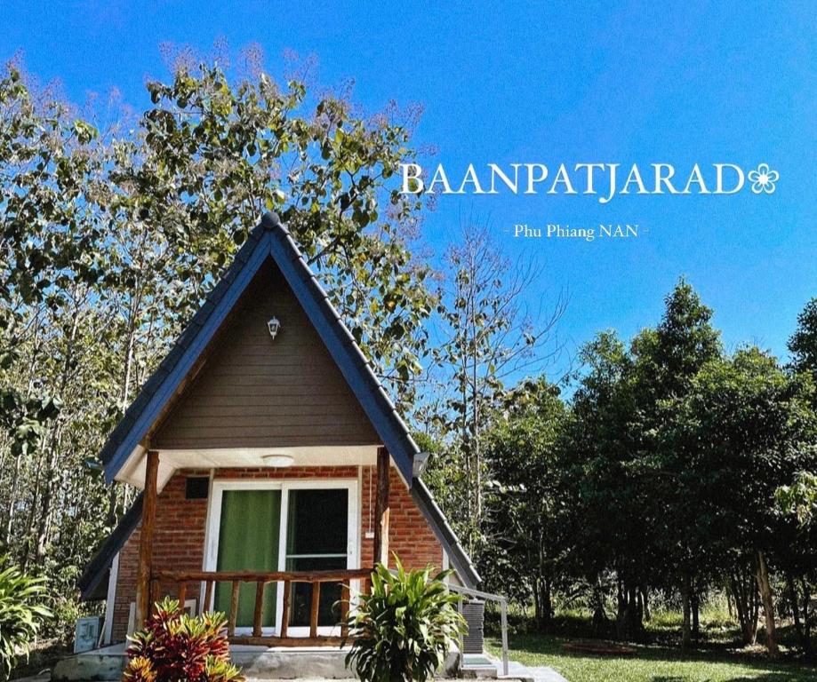 a small house with a sign that reads barn parkland at บ้านภัทร์จรัส น่าน - Baan Patjarad Nan in Ban Fai Kaeo