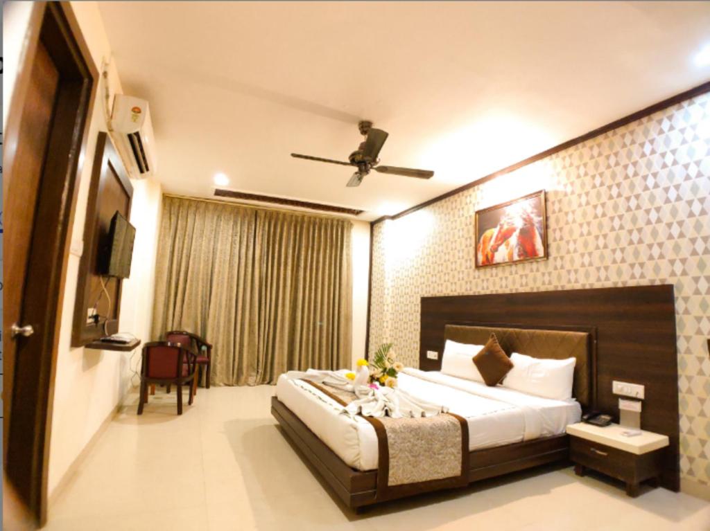 Habitación de hotel con cama y techo en Hotel Badrika Inn, en Rewa