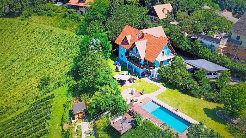 una vista aérea de una casa con piscina en Apartment mit Pool und Aussicht, en Kitzeck im Sausal