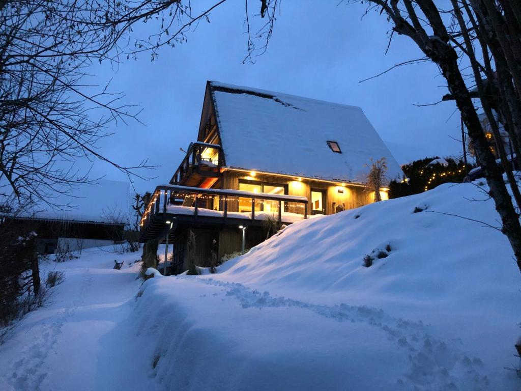 Haus mit Bergblick v zimě