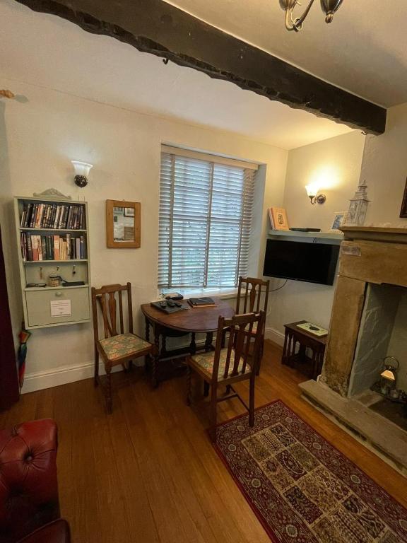The Little Hideaway - Historic Gem off Haworth Main Street -Log Fire 4