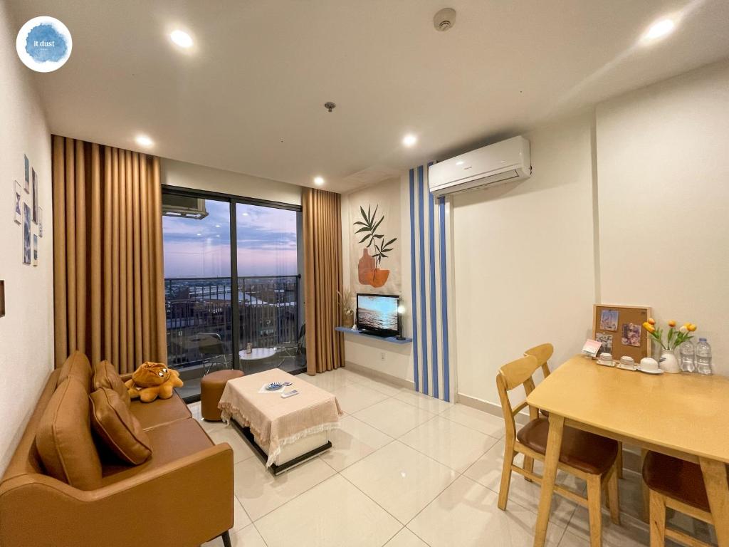- un salon avec un canapé et une table dans l'établissement It Dust Homestay 1 - The Ocean Apartment, à Hanoï
