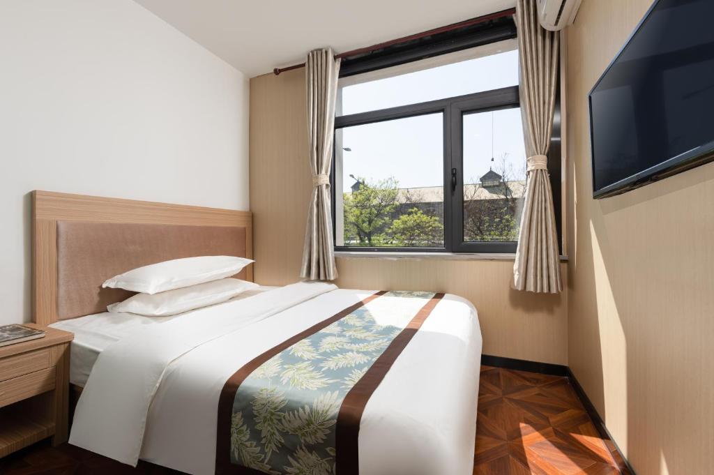 TV a/nebo společenská místnost v ubytování East Sacred Hotel ᴸᴱO Celebrating our 1st anniversary ---Foreign Accept English-Speaking Team--- 2 mins-walk to Subway丨Customized Tour Better-Live like a Local丨Near Tiananmen Forbidden丨Free Laundry,coffee,snacks and wifi-unlimited Software Leo