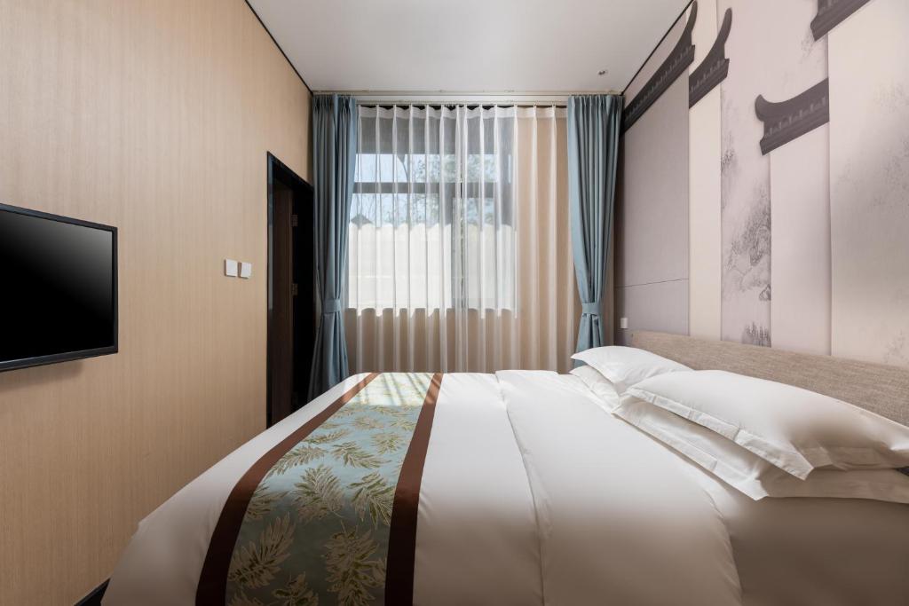 Postel nebo postele na pokoji v ubytování East Sacred Hotel ᴸᴱO Celebrating our 1st anniversary ---Foreign Accept English-Speaking Team--- 2 mins-walk to Subway丨Customized Tour Better-Live like a Local丨Near Tiananmen Forbidden丨Free Laundry,coffee,snacks and wifi-unlimited Software Leo