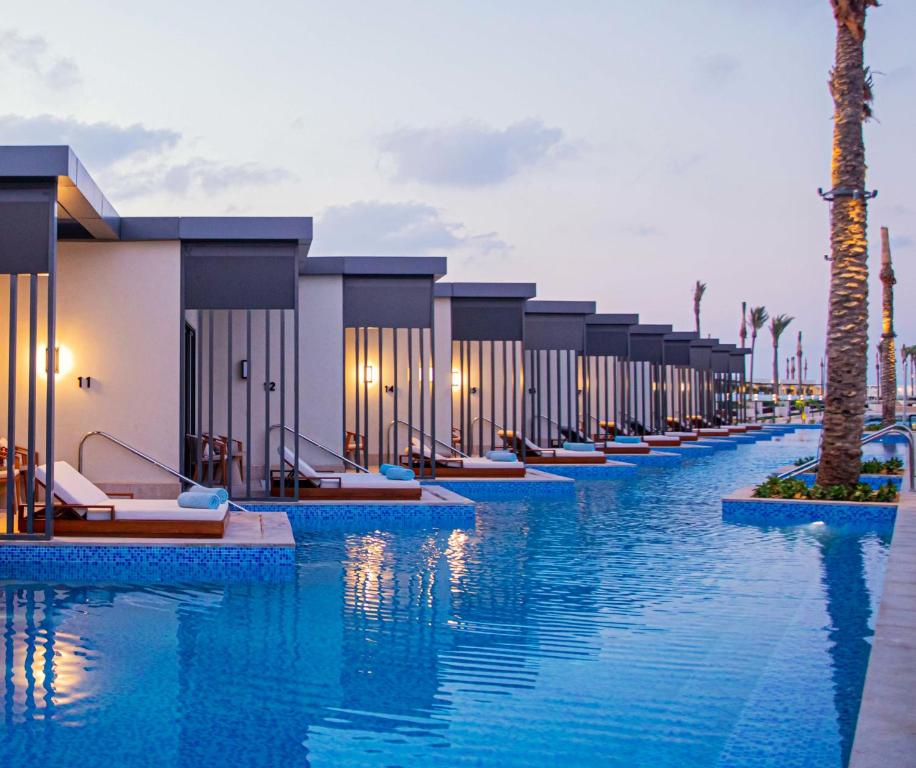 Bazén v ubytování Address Beach Resort Marassi nebo v jeho okolí
