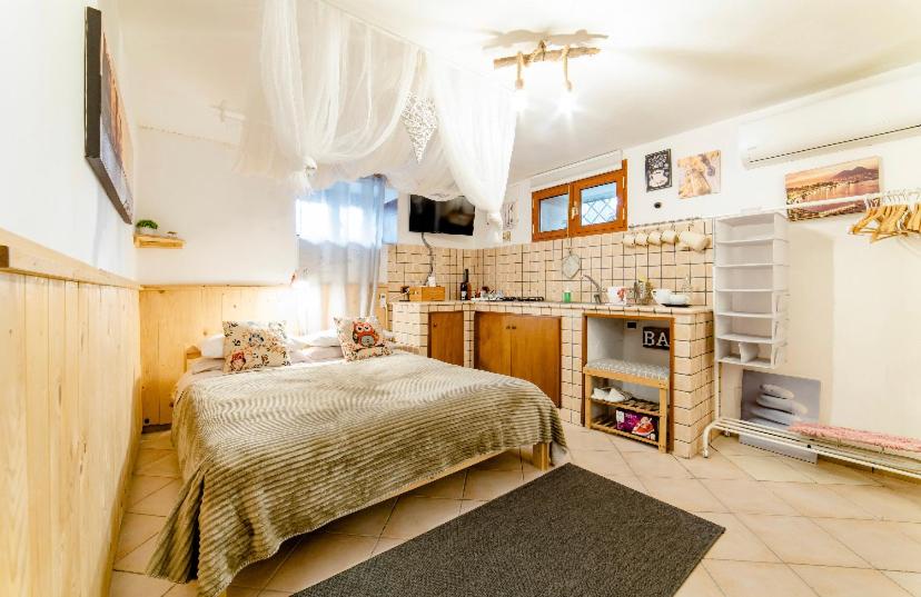 1 dormitorio pequeño con 1 cama y cocina en Tabor 1 casa vacanza in villa, en Nápoles