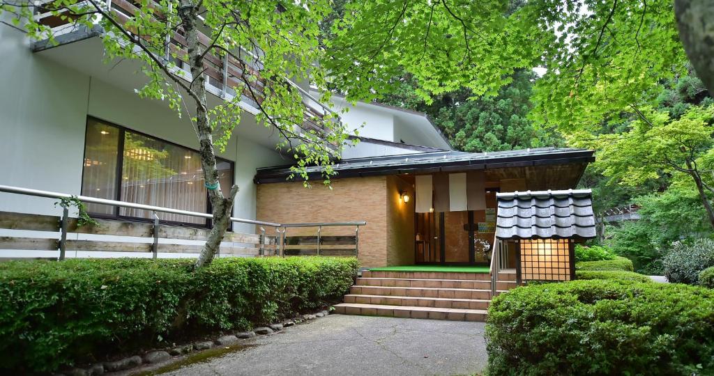 una casa con scala che porta all'ingresso anteriore di Kotobuki a Yamanouchi