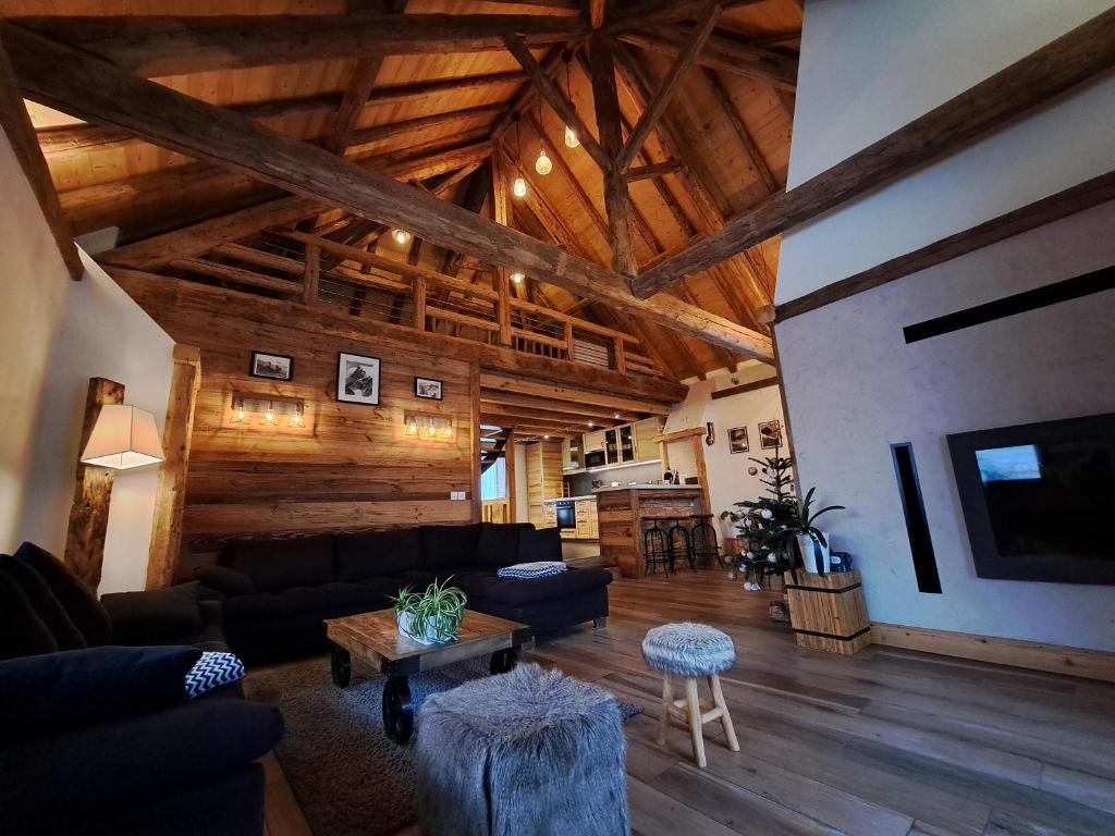 The lounge or bar area at Chalet Augustin