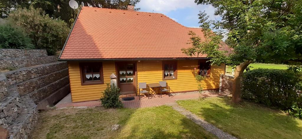 Eslarn的住宿－Eckert Ferienhaus Eslarn，黄色房子,有橙色屋顶