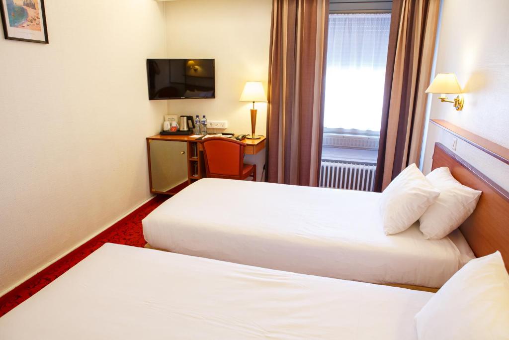 Postel nebo postele na pokoji v ubytování Hôtel Astoria