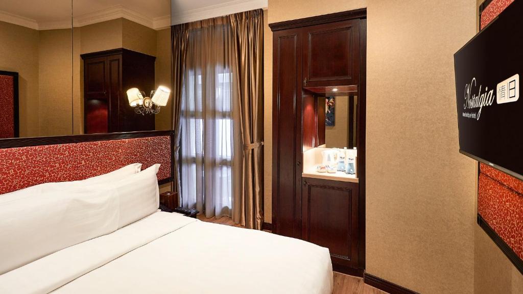 Postel nebo postele na pokoji v ubytování Nostalgia Hotel