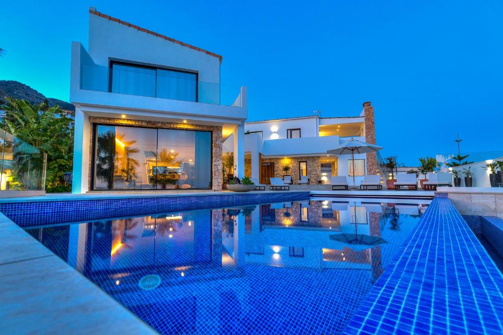 eine Villa mit einem Pool in der Nacht in der Unterkunft Luxury stay in Villa Capellania. in Benalmádena