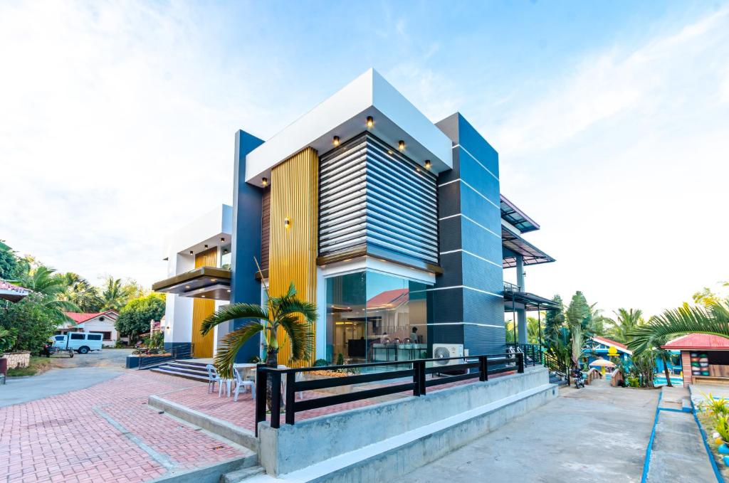 ein modernes Haus mit blau und gelb in der Unterkunft Magsaysay Hillside Resort powered by Cocotel 