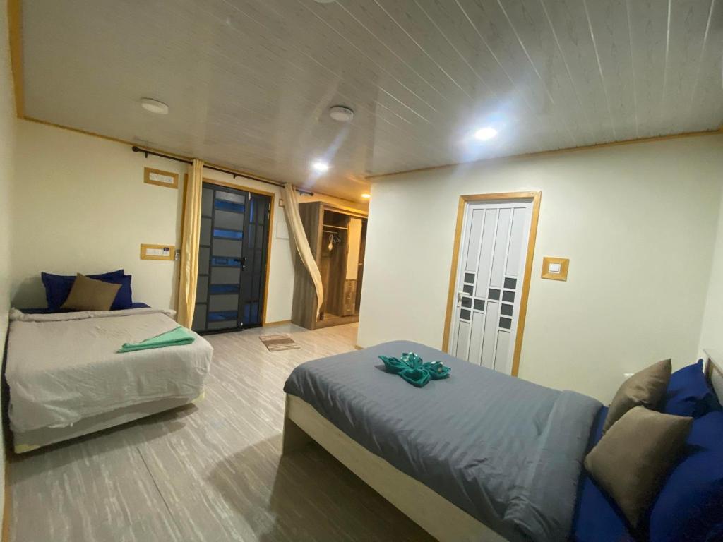 Postel nebo postele na pokoji v ubytování Rashuthere Maldives