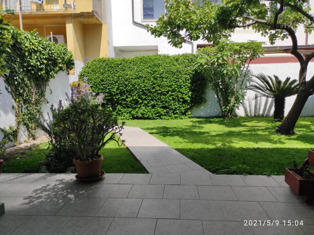 einen Garten mit grünem Gras und ein Gebäude in der Unterkunft Casa Vacanze Keti in Viareggio