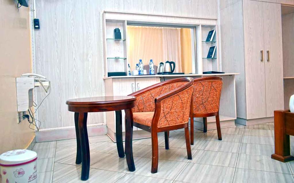 Posezení v ubytování Two Oceans Hotel Voi