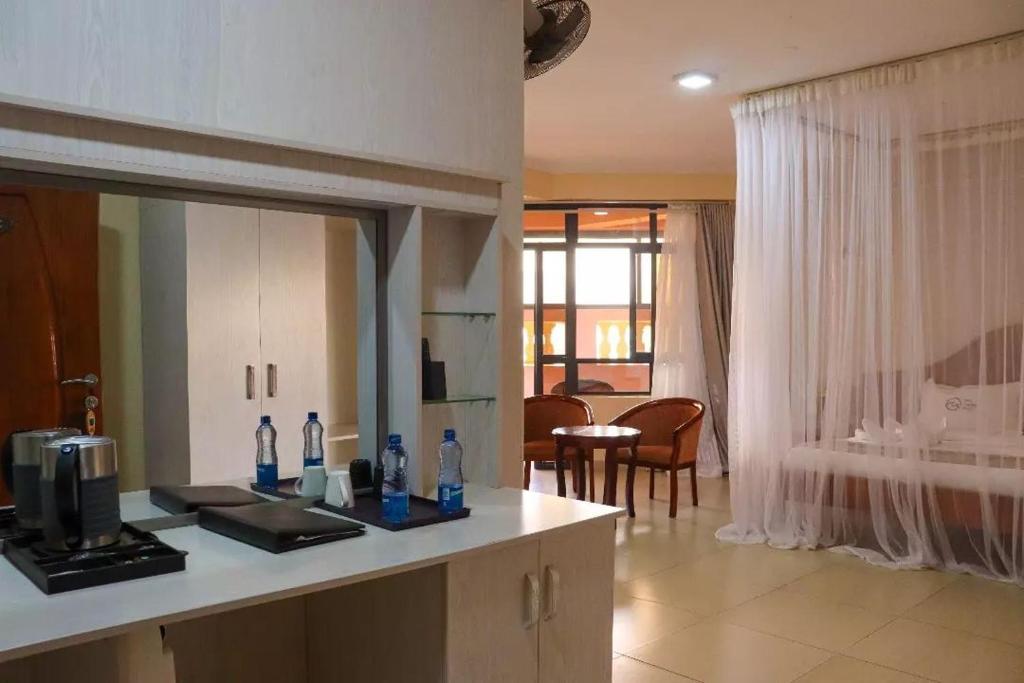 Kuchyň nebo kuchyňský kout v ubytování Two Oceans Hotel Voi