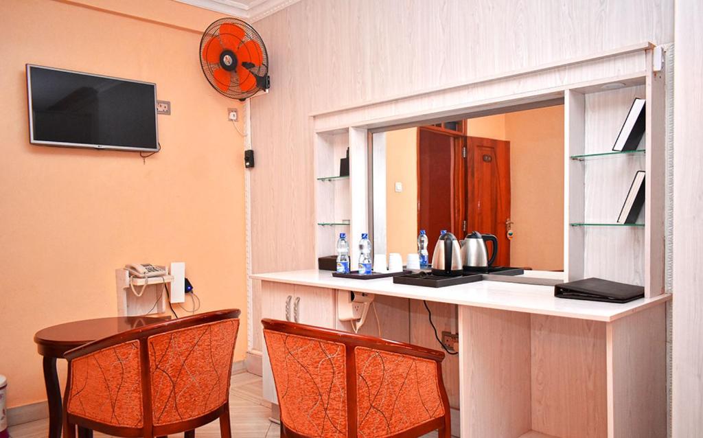 Kuchyň nebo kuchyňský kout v ubytování Two Oceans Hotel Voi