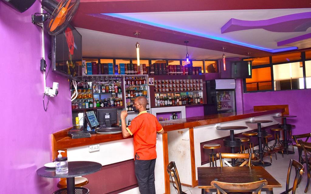 Lounge nebo bar v ubytování Two Oceans Hotel Voi