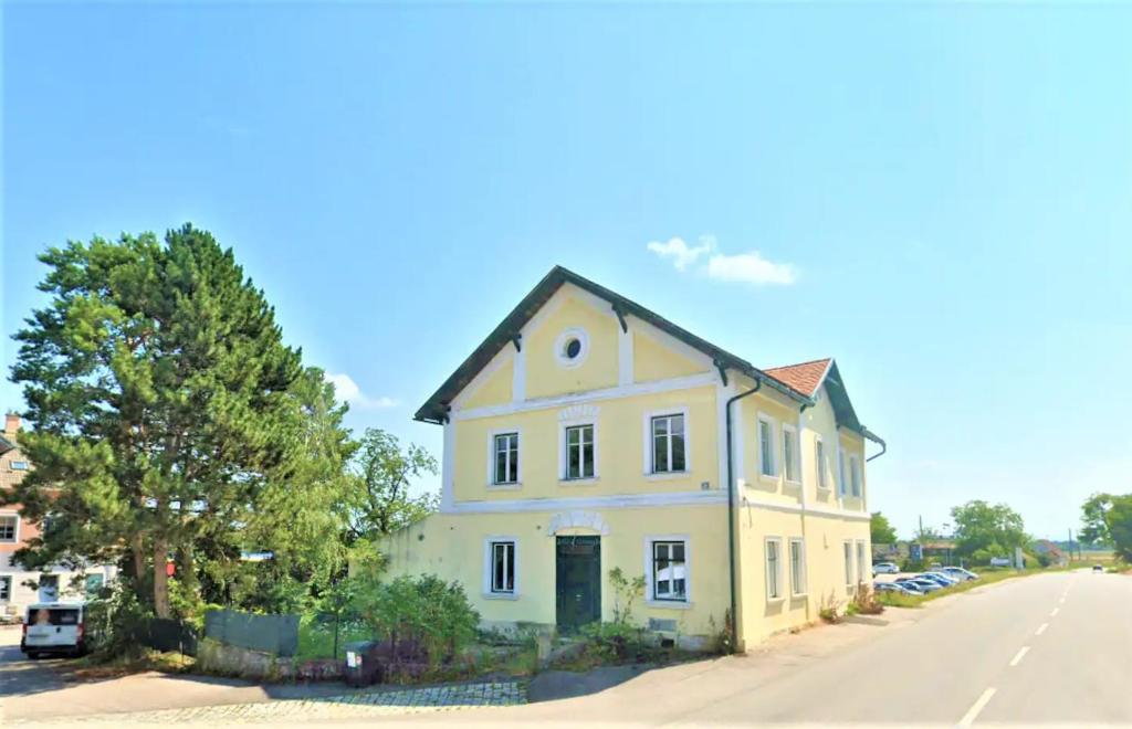 a white house on the side of a road at Studio Hadersdorf near Train station with Free Parking in Hadersdorf am Kamp