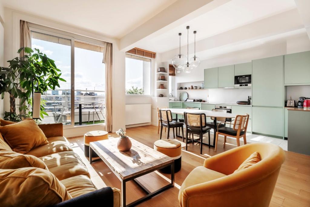 un soggiorno con divano e tavolo di Veeve - Eiffel Exuberance a Parigi
