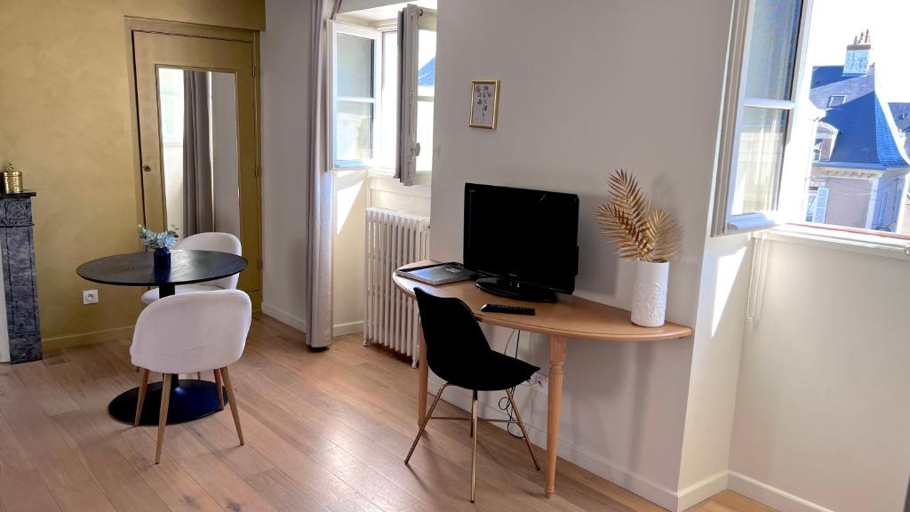 Televízia a/alebo spoločenská miestnosť v ubytovaní Appartement Bossoreil 110m2 - 3 chambres