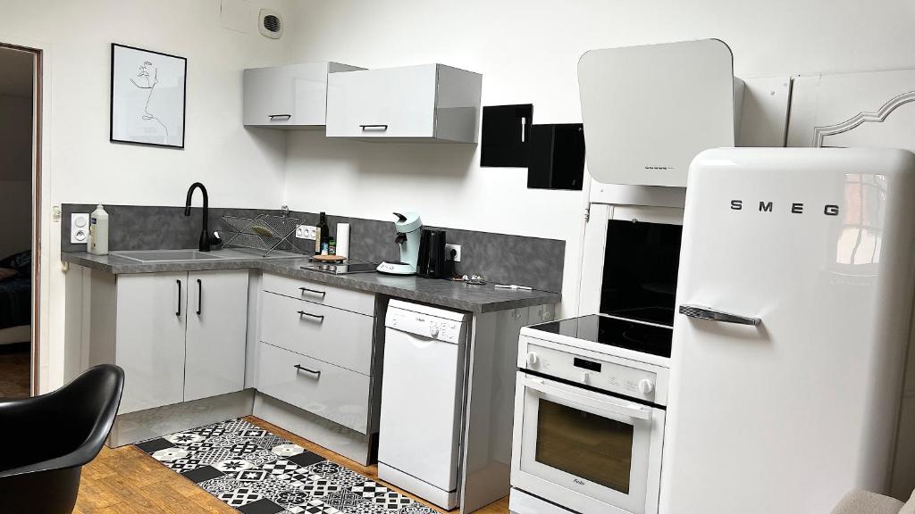 Kuchyňa alebo kuchynka v ubytovaní Appartement Bossoreil 110m2 - 3 chambres