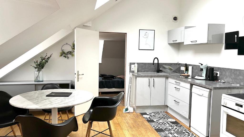 Kuchyňa alebo kuchynka v ubytovaní Appartement Bossoreil 110m2 - 3 chambres