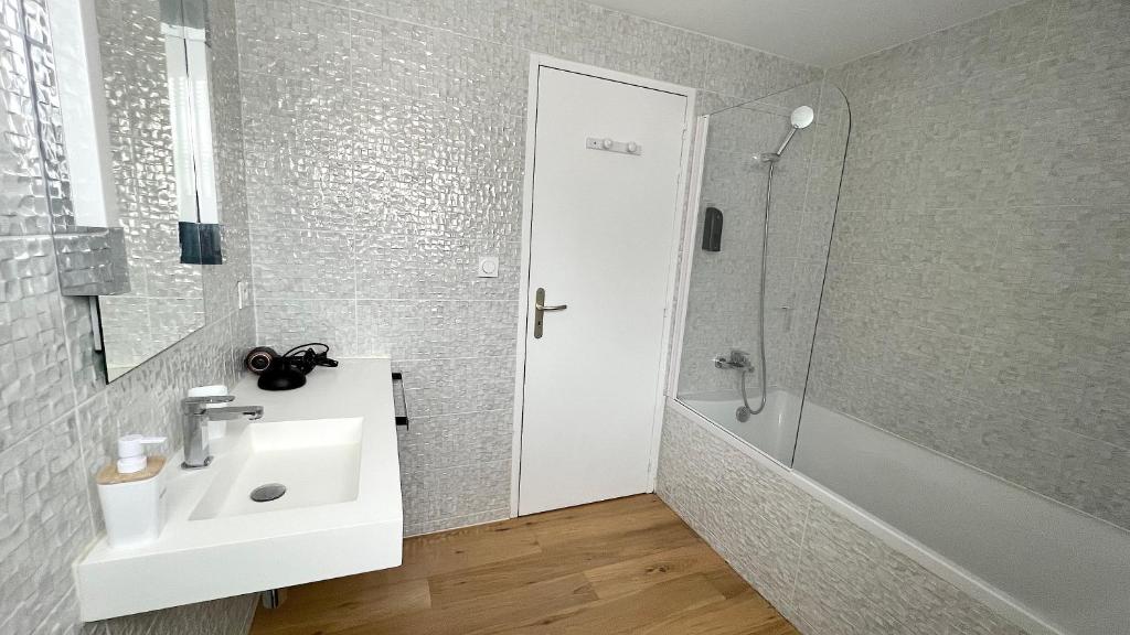 Kúpeľňa v ubytovaní Appartement Bossoreil 110m2 - 3 chambres