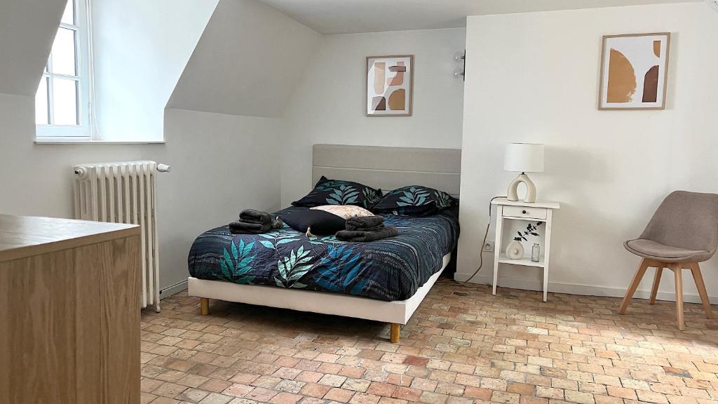 - une chambre avec un lit, une table et une chaise dans l'établissement Appartement Bossoreil 110m2 - 3 chambres, à Angers