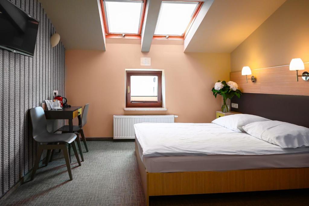 Posteľ alebo postele v izbe v ubytovaní Hotel Kazimierz III