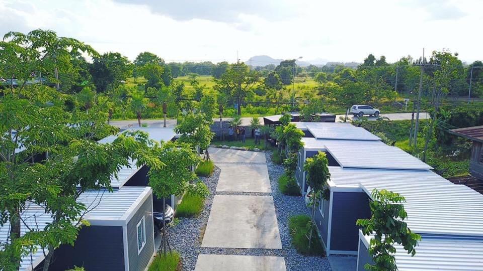 una vista aérea de una fila de casas con árboles en Sleep Box Kaengkhoi en Ban Khlong Nung (1)