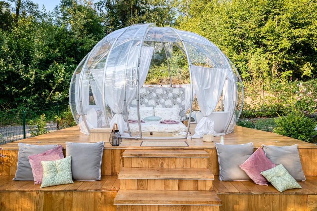 einen Pavillon im Garten mit Kissen in der Unterkunft Il Cantico Bubble Room Home Restaurant in San Giacomo