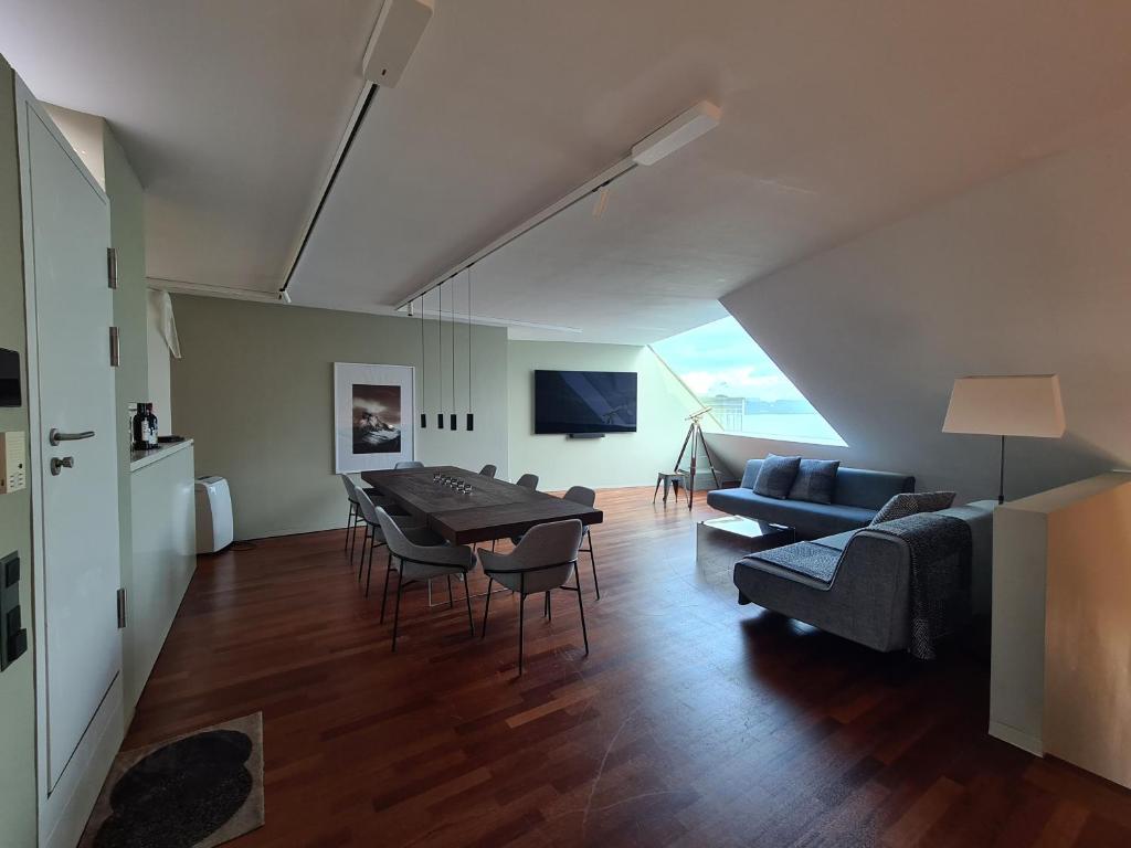 TV a/nebo společenská místnost v ubytování Lucerne Lake View Apartments